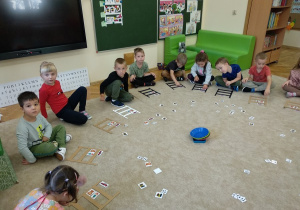 Dzieci podczas zabawy matematycznej.